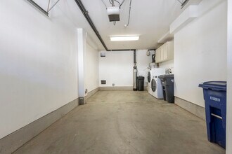 1143 Terracina Ln in San Diego, CA - Foto de edificio - Building Photo