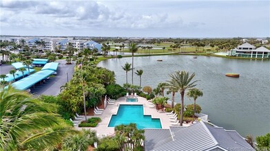 5799 NE Island Cove Way in Stuart, FL - Foto de edificio - Building Photo