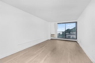 1155 Warburton Ave in Yonkers, NY - Building Photo - Building Photo