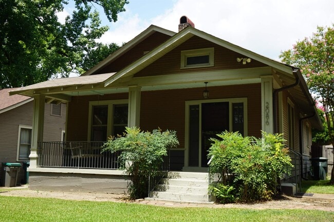 property at 2086 Lee Pl