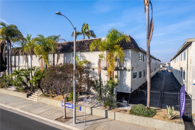 1261-1281 Rosecrans Ave. in Gardena, CA - Foto de edificio - Building Photo