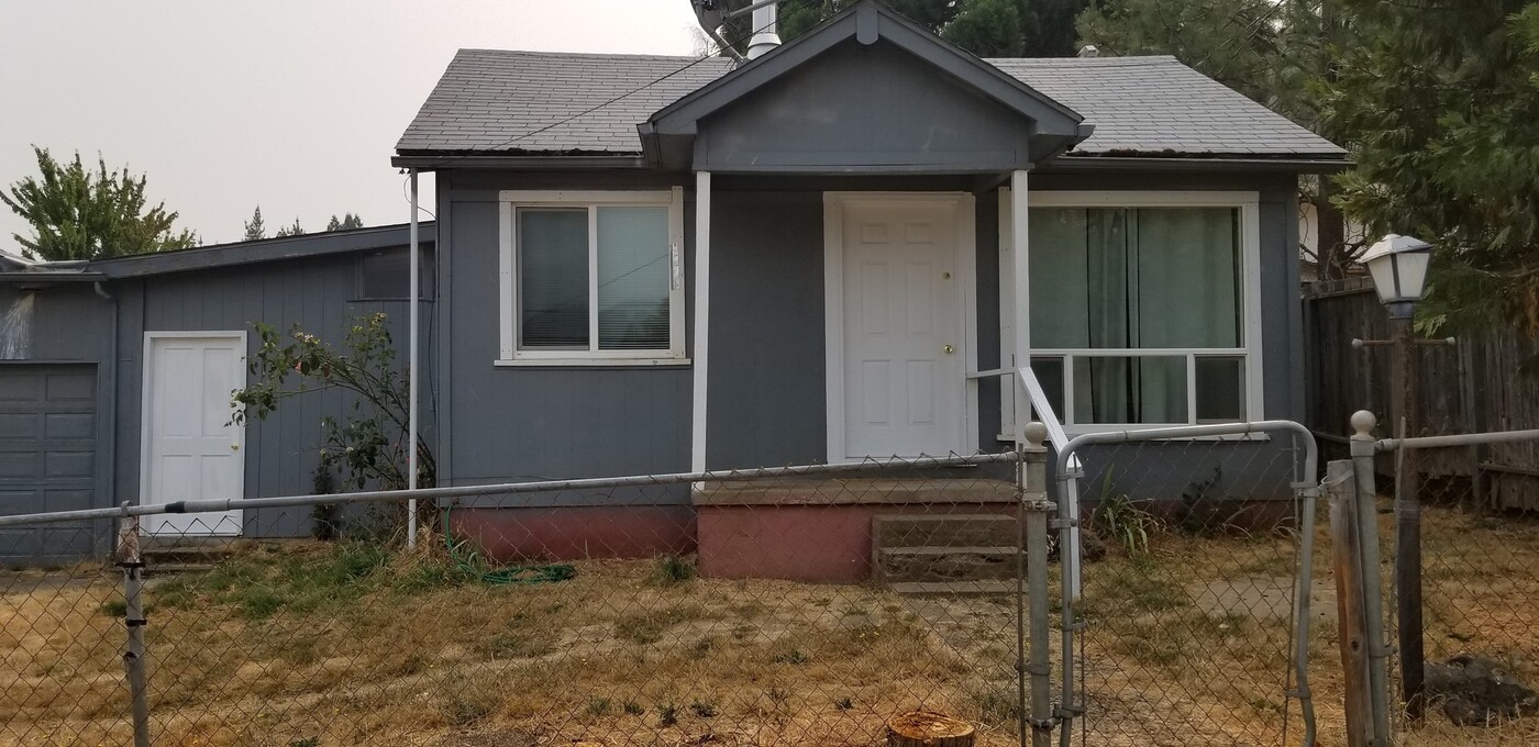 411 SE B Ave in Canyonville, OR - Building Photo