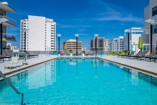 One Palm in Sarasota, FL - Building Photo