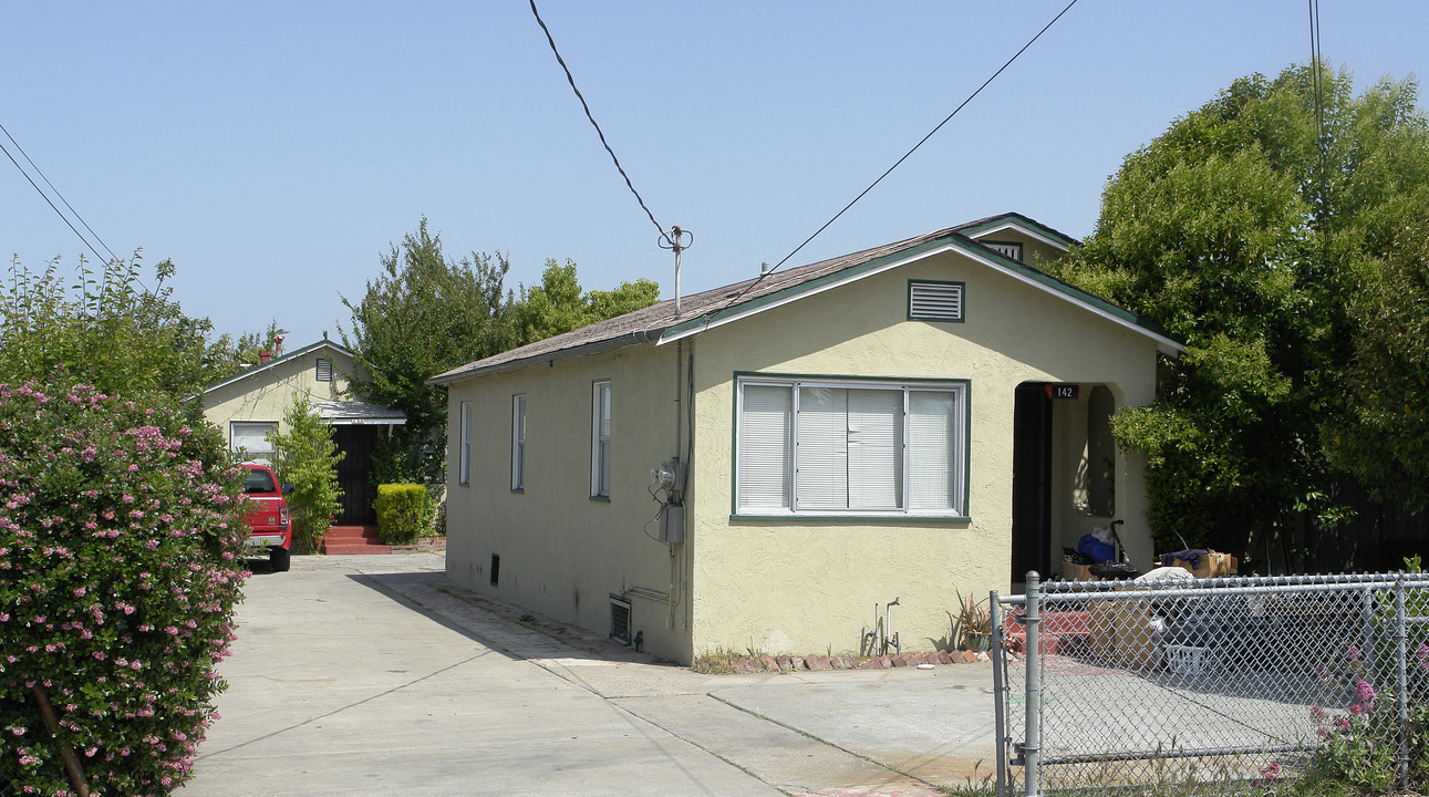 136-142 Laurel Ave in Hayward, CA - Building Photo