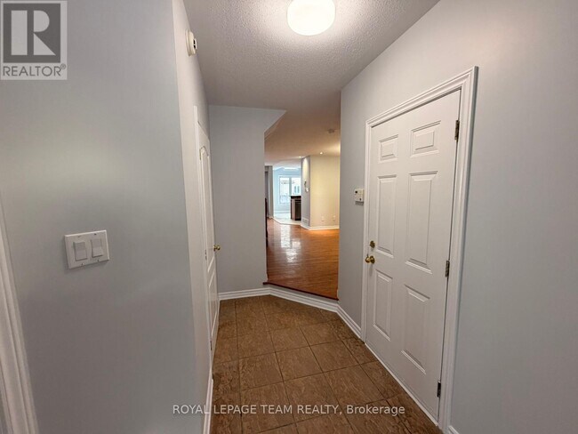 21 Cresthaven Dr in Ottawa, ON - Building Photo - Building Photo