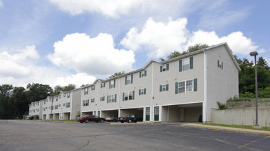 North Campus Village-Leasing for AUG 15, 2025 in Kalamazoo, MI - Foto de edificio - Building Photo