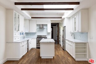 501 Pier Ave in Santa Monica, CA - Building Photo