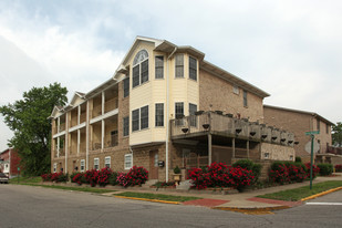 217 E Riverside Dr in Jeffersonville, IN - Building Photo