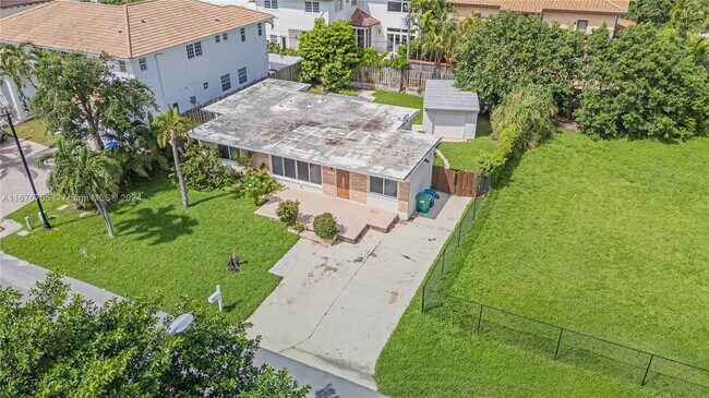 261 188th St in Sunny Isles Beach, FL - Foto de edificio - Building Photo