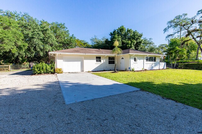 13529 E Citrus Dr in Loxahatchee Groves, FL - Building Photo - Building Photo