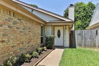2007 Highland Hills Dr in Sugar Land, TX - Building Photo - Building Photo