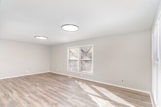 355 Crestwood Ct in Algonquin, IL - Building Photo - Building Photo