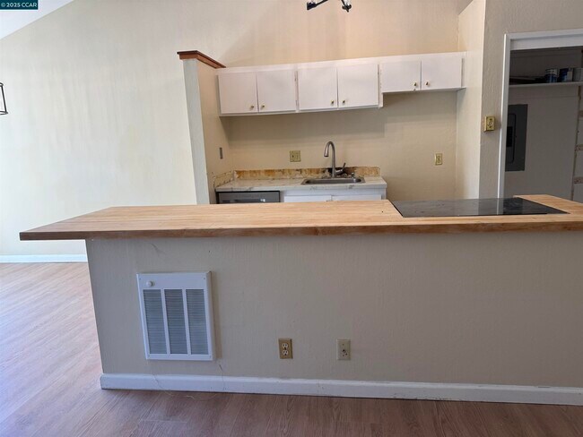 2059 Ascot Dr in Moraga, CA - Building Photo - Building Photo