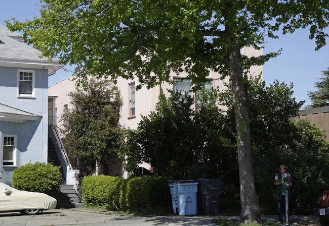 3040 Telegraph Ave in Berkeley, CA - Foto de edificio - Building Photo