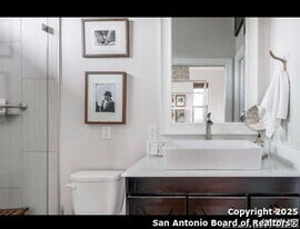 451 Oak St in San Antonio, TX - Building Photo