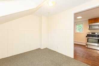 174 Mills Pond Rd in Saint James, NY - Building Photo - Building Photo