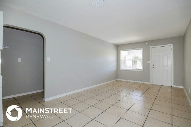 property at 1817 E Knollwood St