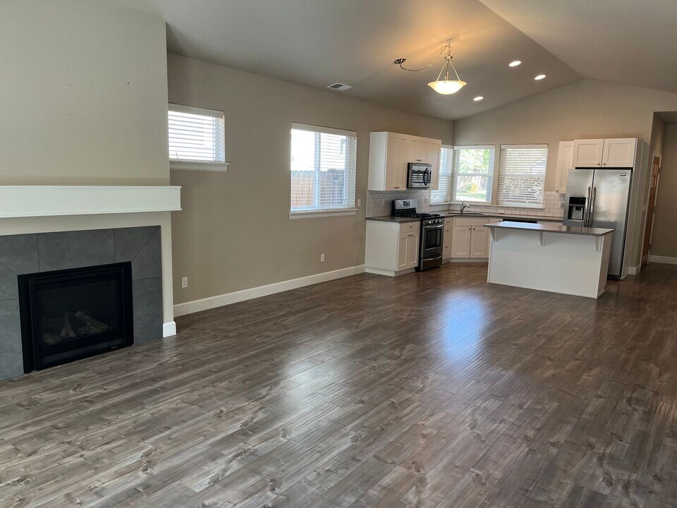 20371 Sonata Way in Bend, OR - Building Photo