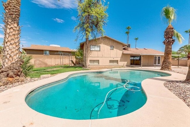 property at 1522 E Fremont Dr