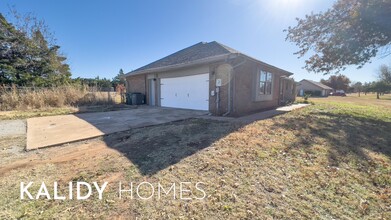 10712 Blue Fox Dr in Edmond, OK - Building Photo - Building Photo