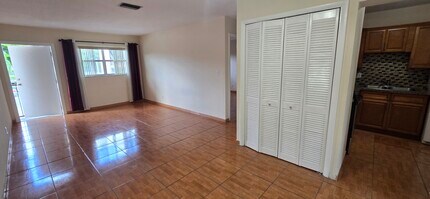 3930 Crystal Lake Dr, Unit 210 in Deerfield Beach, FL - Foto de edificio - Building Photo