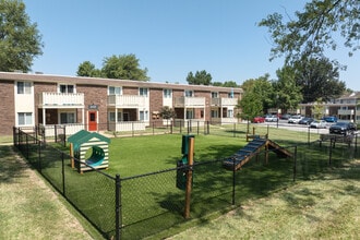 Bennington Heights in St. Louis, MO - Foto de edificio - Building Photo