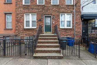 349 Pavonia Ave in Jersey City, NJ - Foto de edificio - Building Photo