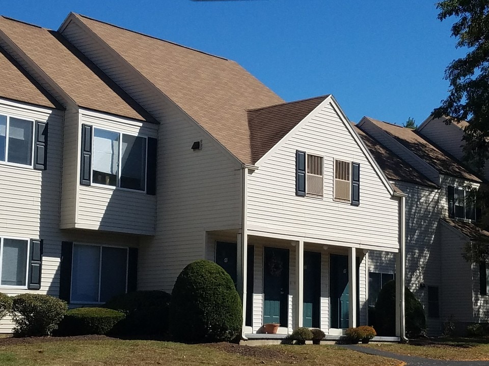 Briar Knoll in Vernon, CT - Foto de edificio