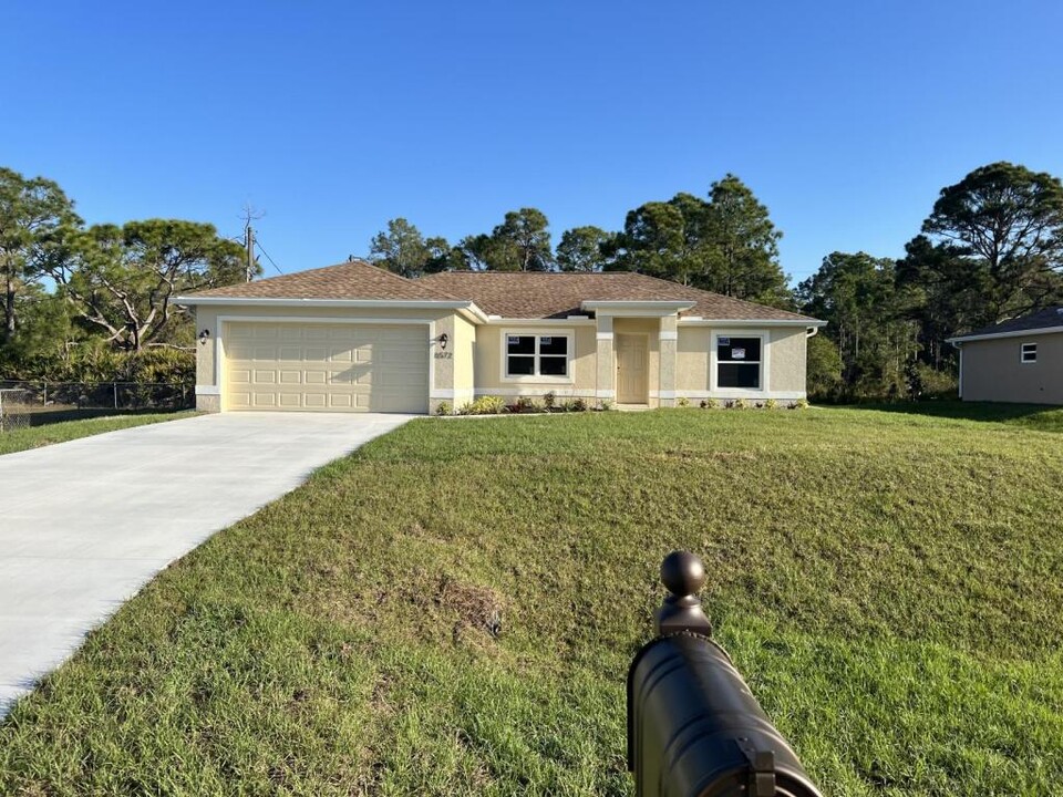 6572 Hornbuckle Blvd in North Port, FL - Building Photo