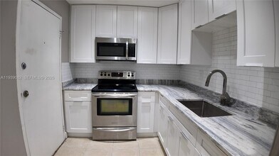 9441 SW 76th St in Miami, FL - Building Photo - Building Photo