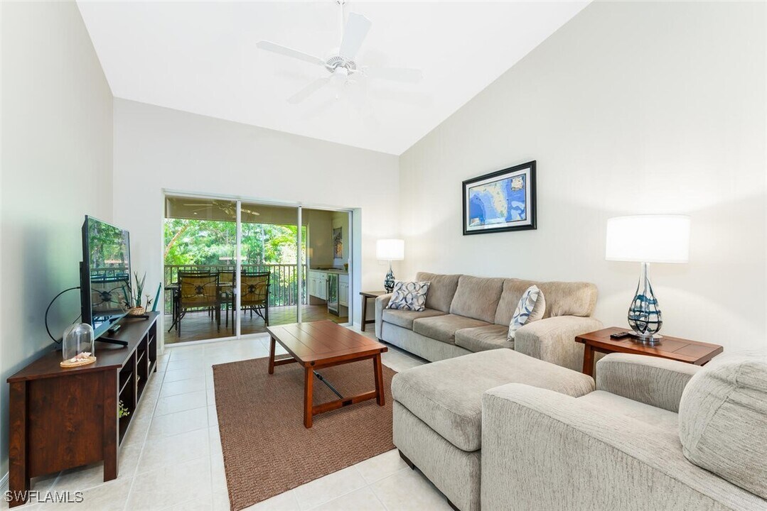 2400 Bayou Ln in Naples, FL - Foto de edificio