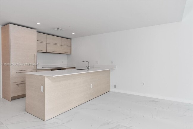 1300 S Miami Ave, Unit 3211 in Miami, FL - Building Photo - Building Photo