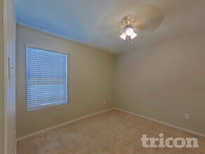 11828 Mancos Trl, Unit 2955 W Lawrence Street, Apt E-05 in Rhome, TX - Foto de edificio - Building Photo