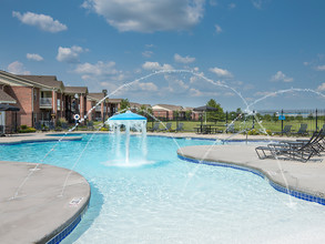 The Fairways at Grand Summit I/II in Grandview, MO - Foto de edificio - Building Photo