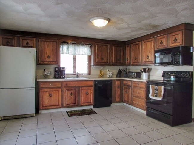 27 Westland Ave in Saugus, MA - Foto de edificio - Building Photo