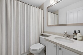 211 E Ohio St, Unit T01 in Chicago, IL - Foto de edificio - Building Photo