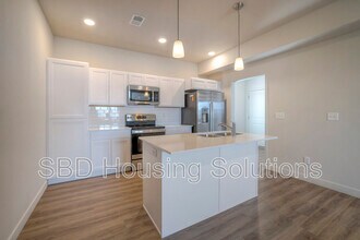 12405 S Parkwood Ln in Lee's Summit, MO - Building Photo - Building Photo