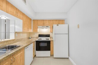 15555 Miami Lakeway N in Miami Lakes, FL - Foto de edificio - Building Photo