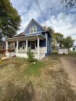 512 W 3rd Ave in Lennox, SD - Building Photo