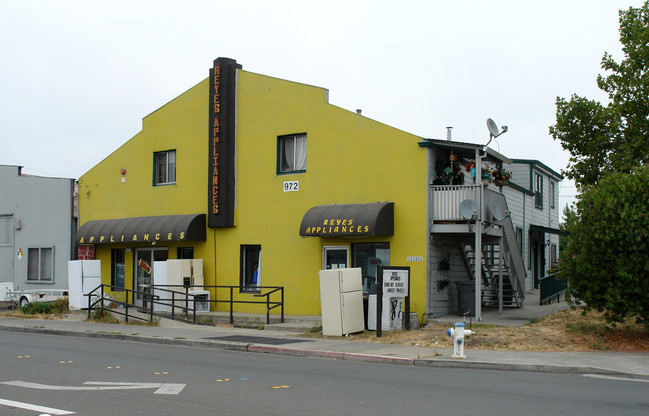 972 Petaluma Hill Rd in Santa Rosa, CA - Foto de edificio - Building Photo