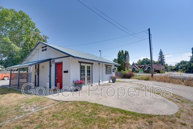 property at 1402 N Nora St