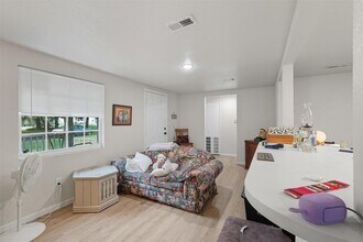 1080 Co Rd 1235 in Emory, TX - Foto de edificio - Building Photo