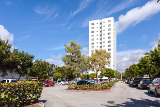 Palermo Lakes in Miami, FL - Foto de edificio - Building Photo