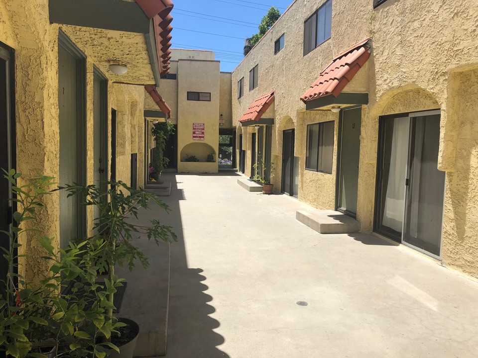 7308 Haskell Ave, Unit 13 in Los Angeles, CA - Foto de edificio