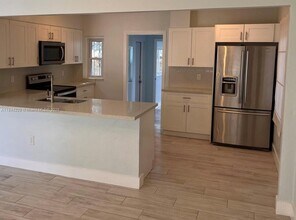 1860 NW 52nd St in Miami, FL - Building Photo - Building Photo