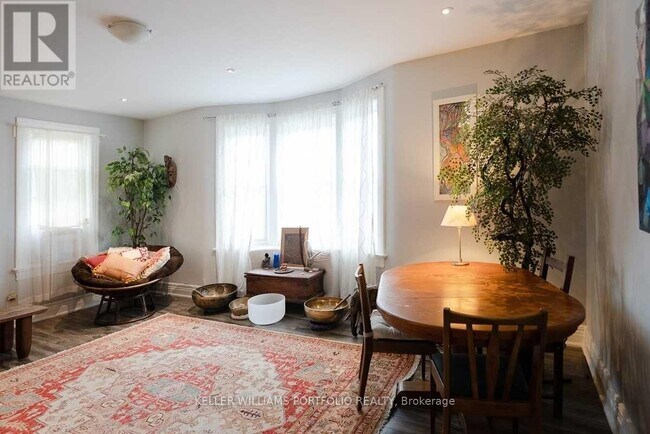 2 Bloor St W in Toronto, ON - Building Photo - Building Photo