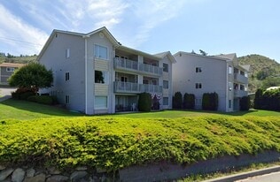 2307 W Woodin Ave in Chelan, WA - Building Photo