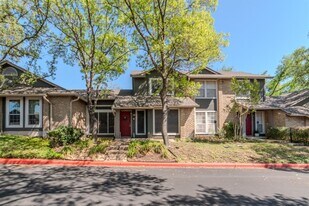 1015 E Yager Ln in Austin, TX - Building Photo
