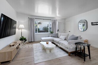 11380 SW Greenburg Rd in Portland, OR - Foto de edificio - Building Photo