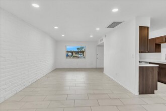 7651 E Mary Dr in Tucson, AZ - Foto de edificio - Building Photo